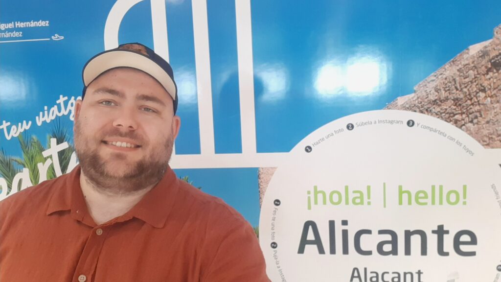 Michał Szopiński against the hello Alicante sign
