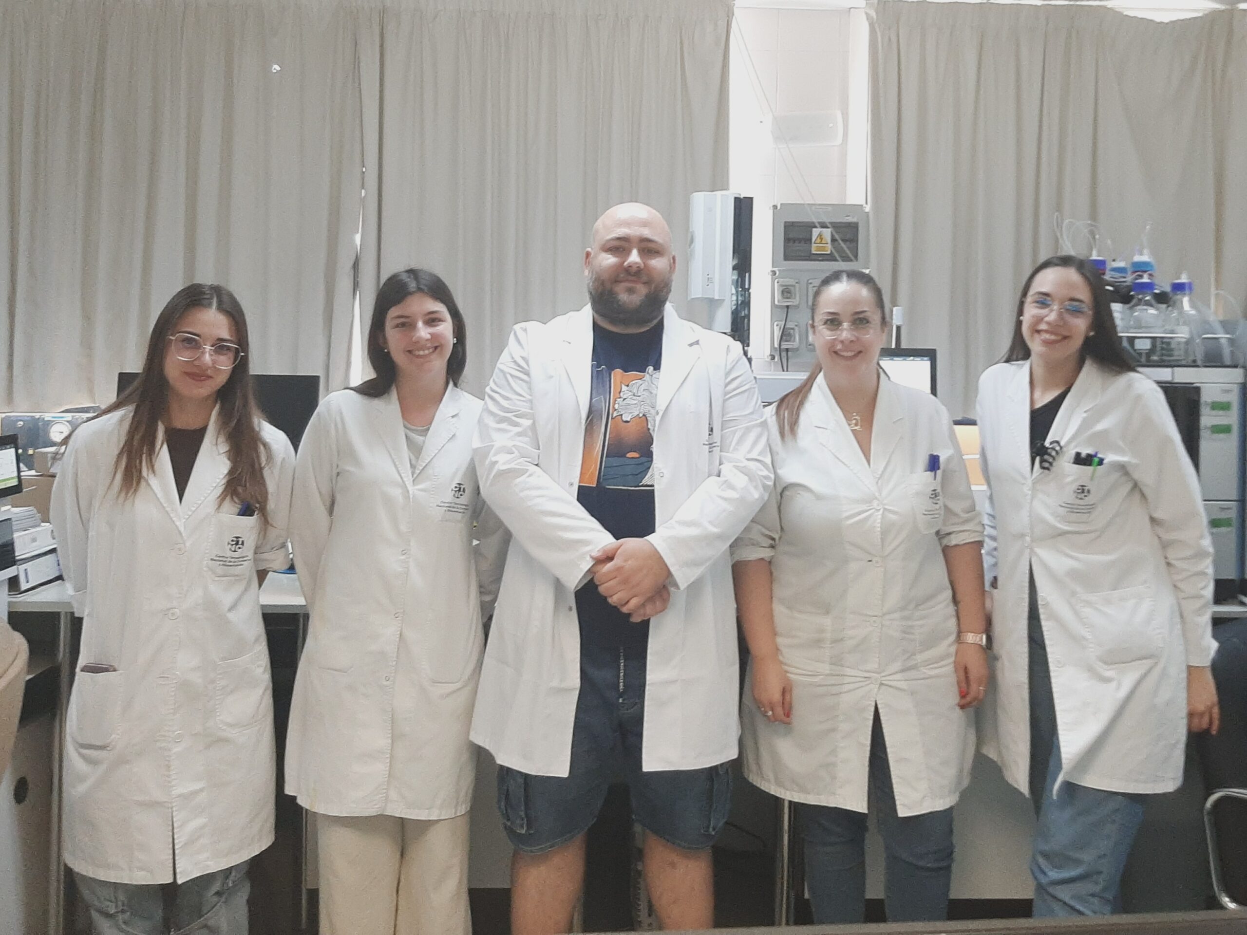 Michał Szopiński in a heavy metals analysis lab with 4 other scientists